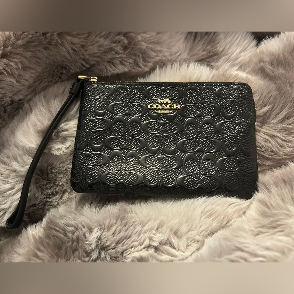 ‼️Coach Black Textured Corner Zip Wristlet